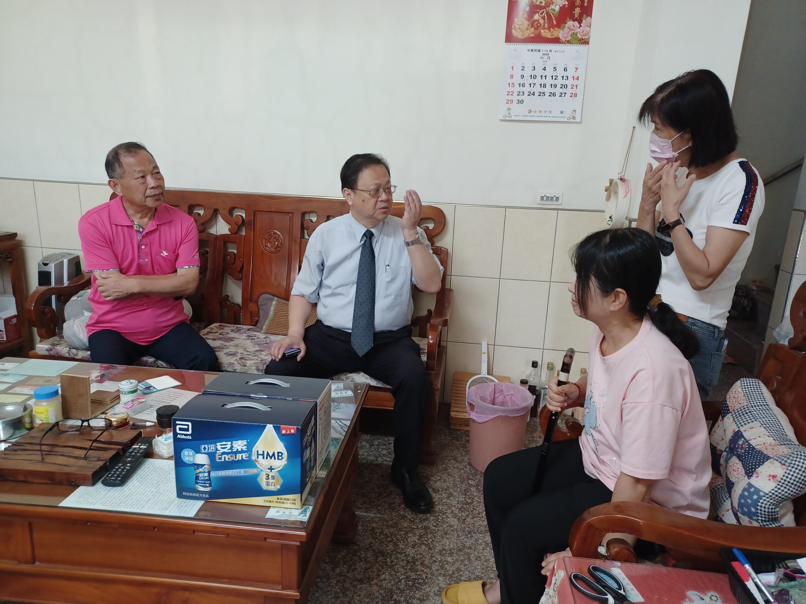 南投地檢與南投犯保慰問重傷被害人表達關懷送暖