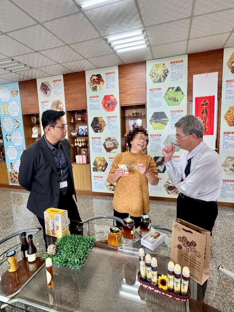寒冬送暖蜂情醇! 彰化地檢署與彰化犯保歲末關懷馨生人 行動支持馨生商品